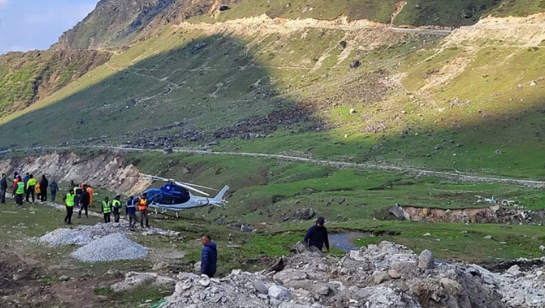 केदारनाथ धाम में बाल बाल बचे तीर्थयात्री… हेलिकॉप्टर की करानी पड़ी इमरजेंसी लैंडिंग