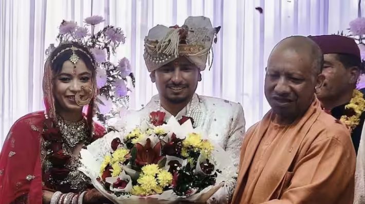 पैतृक गांव पहुंचकर अपनी भतीजी की शादी में शामिल हुए योगी आदित्यनाथ, वर-वधू को दिया आशीर्वाद