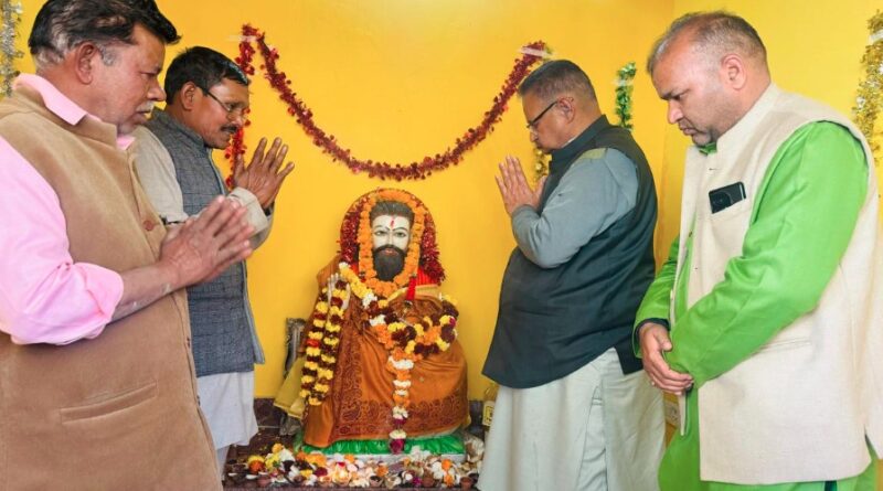 कैबिनेट मंत्री गणेश जोशी ने संत रविदास की मूर्ति पर माल्यार्पण कर उन्हें श्रद्धासुमन अर्पित किया