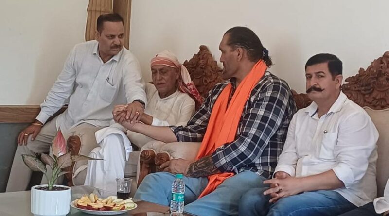 जसपाल राणा शूटिंग रेंज पहुँचे द ग्रेट खली, राणा परिवार को दी श्रद्धांजलि